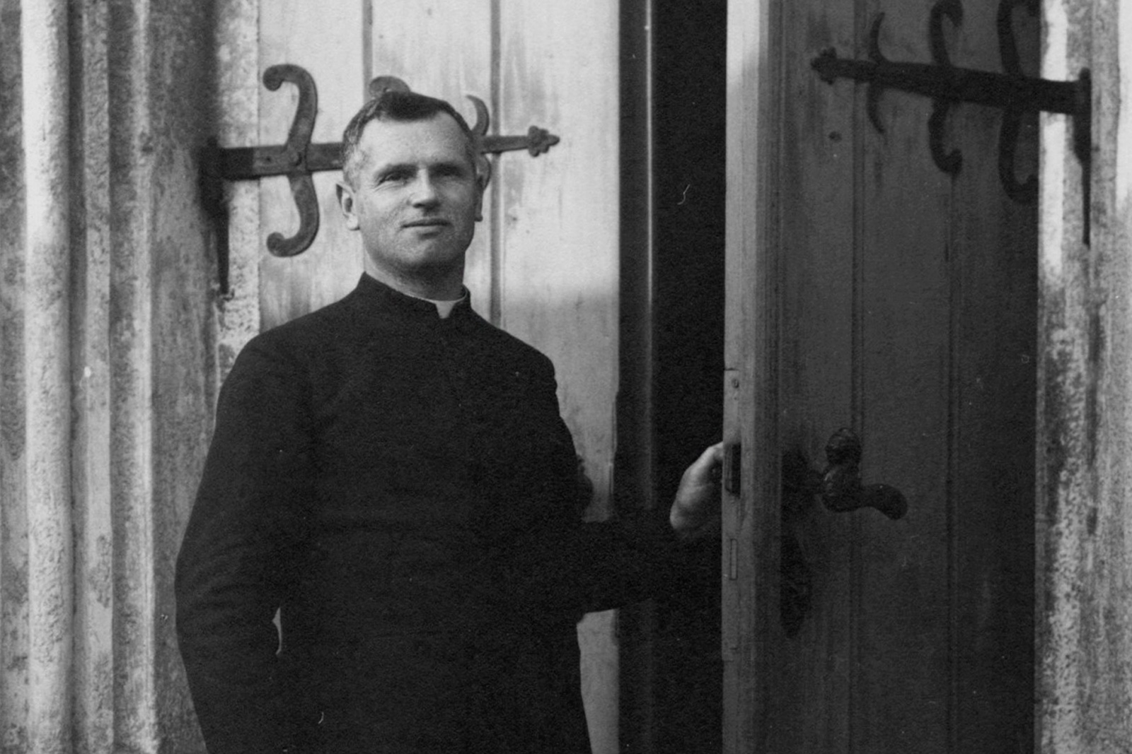 P. Josef Toufar u dveří číhošťského kostela